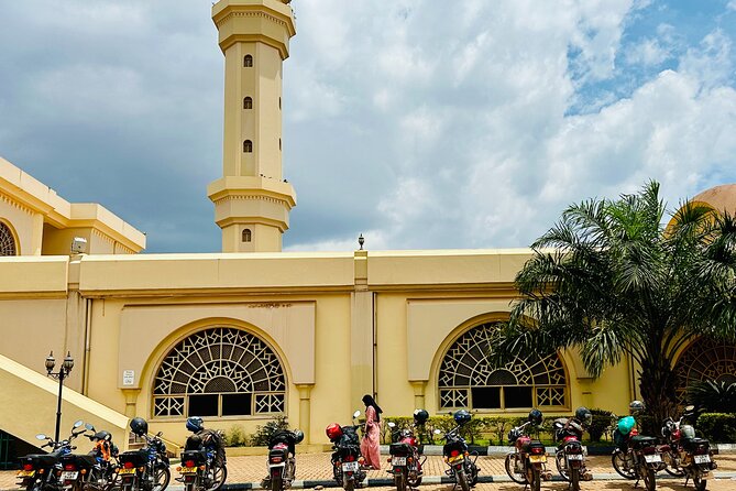 Safe Motorbike Tour in Kampala (Boda Boda Tour) - Stop 2: Kalerwe Market, the fruit and meat side of Kampala